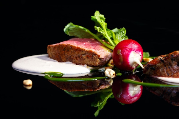 Photo vue rapprochée de fraises fraîches dans une assiette sur fond noir