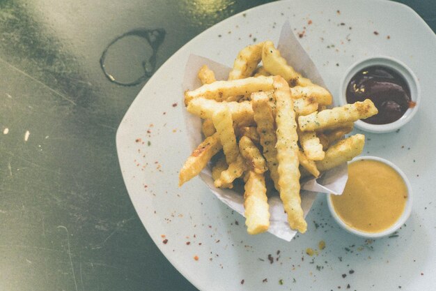 Vue rapprochée des frites avec sauce