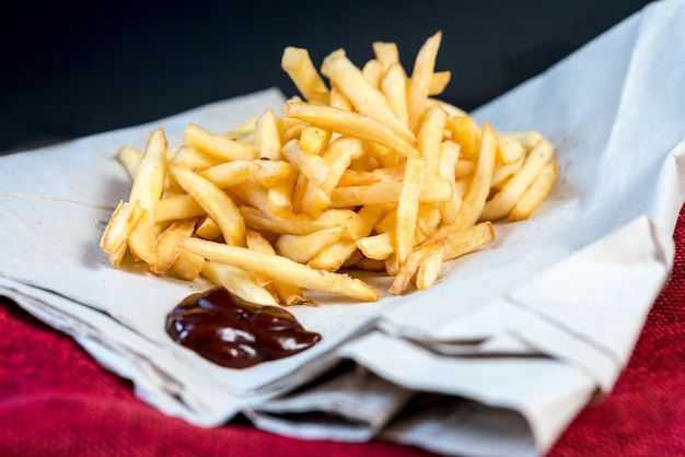 Vue rapprochée des frites avec sauce