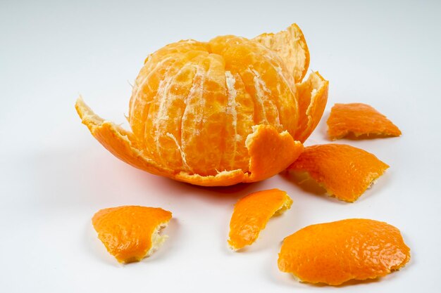 Vue rapprochée d'un fruit d'orange sur un fond blanc