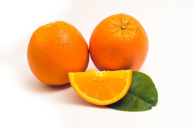 Vue rapprochée d'un fruit d'orange sur un fond blanc