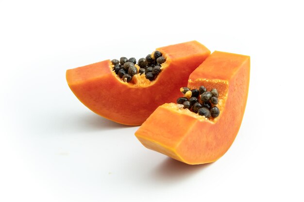 Vue rapprochée d'un fruit d'orange sur un fond blanc