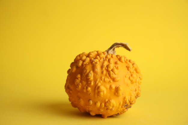 Vue rapprochée d'un fruit orange sur un fond jaune