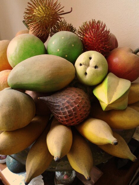 Vue rapprochée des fruits artificiels sur la table