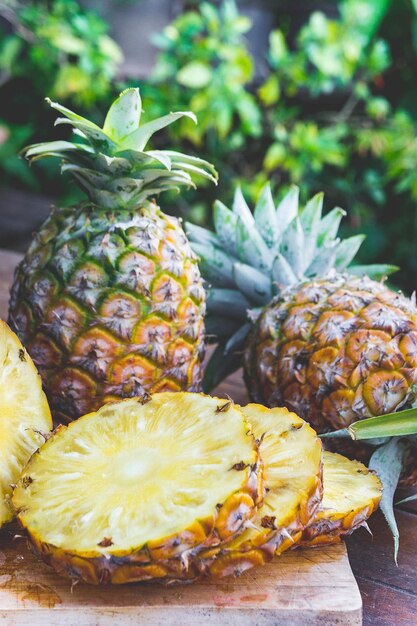 Vue rapprochée des fruits sur une assiette d'ananas