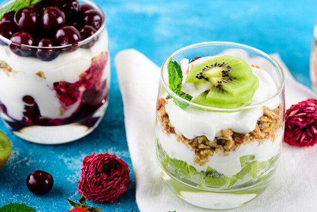 Photo vue rapprochée des fruits dans le verre sur la table