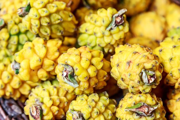 Vue rapprochée des fruits destinés à la vente sur le marché