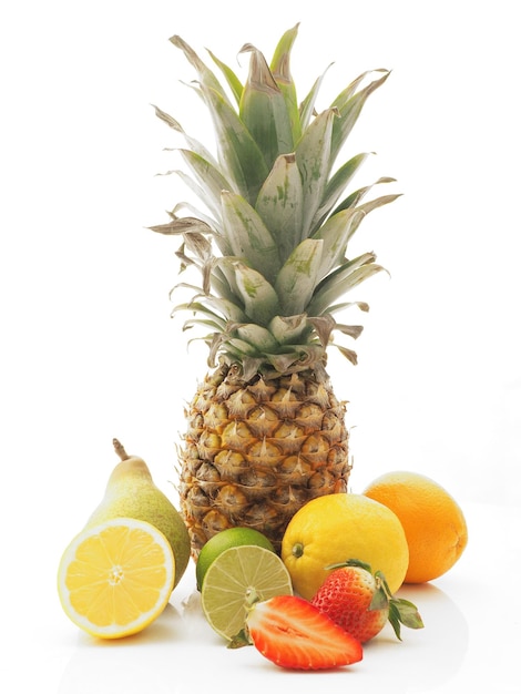 Vue rapprochée des fruits sur fond blanc