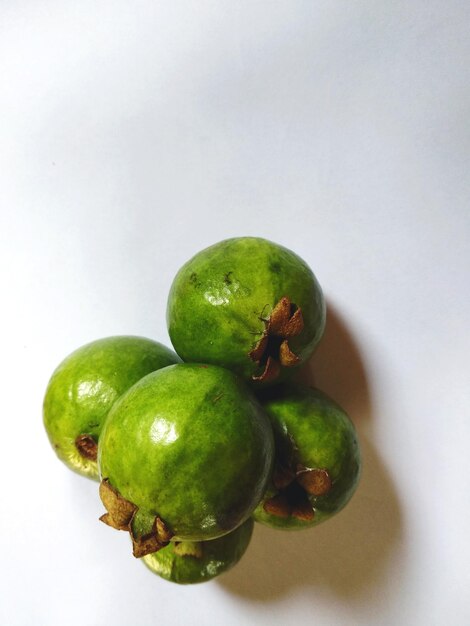 Vue rapprochée des fruits sur fond blanc