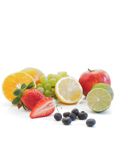 Vue rapprochée des fruits sur fond blanc