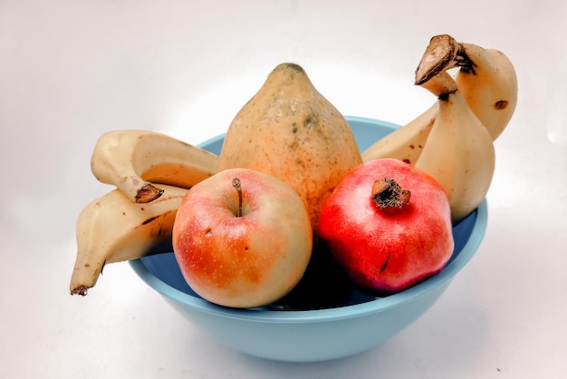 Vue rapprochée des fruits frais à l'intérieur du panier sur fond blanc