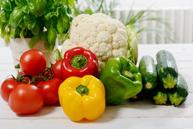 Photo vue rapprochée des fruits et légumes sur la table