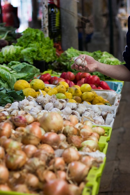 Vue rapprochée des fruits et légumes à vendre au stand du marché