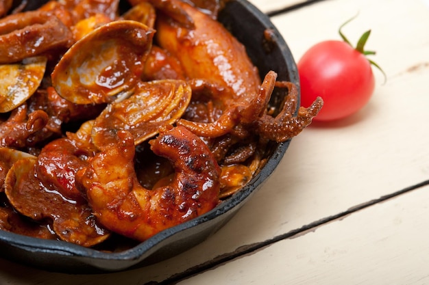 Vue rapprochée des fruits de mer dans la casserole sur la table