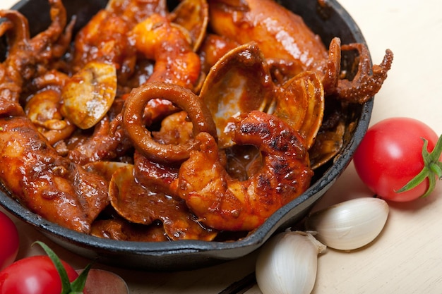 Vue rapprochée des fruits de mer dans la casserole sur la table