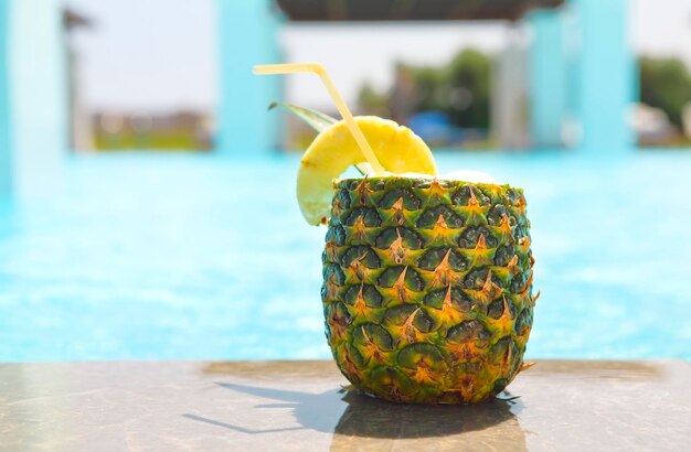 Vue rapprochée des fruits sur la table contre la piscine.