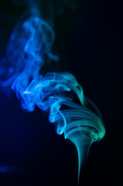 Vue rapprochée de la fumée bleue sur fond noir