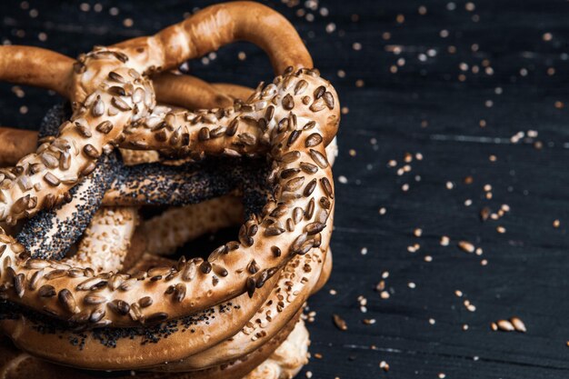 Photo vue rapprochée de galettes fraîchement cuites et doucement salées sur un fond en bois galettes traditionnelles bavaroises