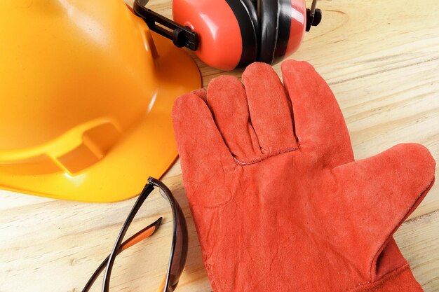 Photo vue rapprochée des gants avec casque et écouteurs sur la table