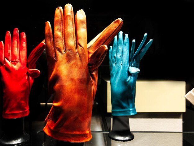 Photo vue rapprochée de gants en cuir sur une table en verre