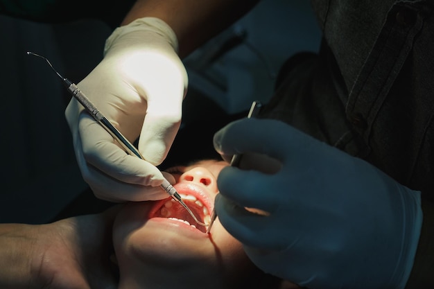 Vue rapprochée d'un garçon examiné par un dentiste
