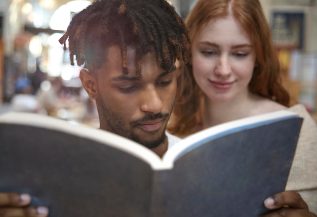 Photo vue rapprochée d'un garçon et d'une femme lisant un livre