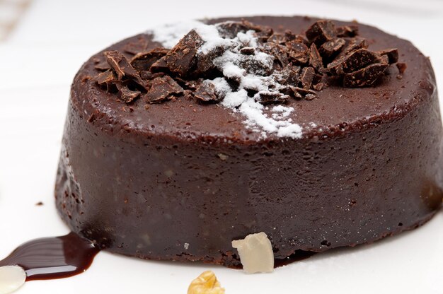 Photo vue rapprochée d'un gâteau au chocolat avec du glaçage dans l'assiette