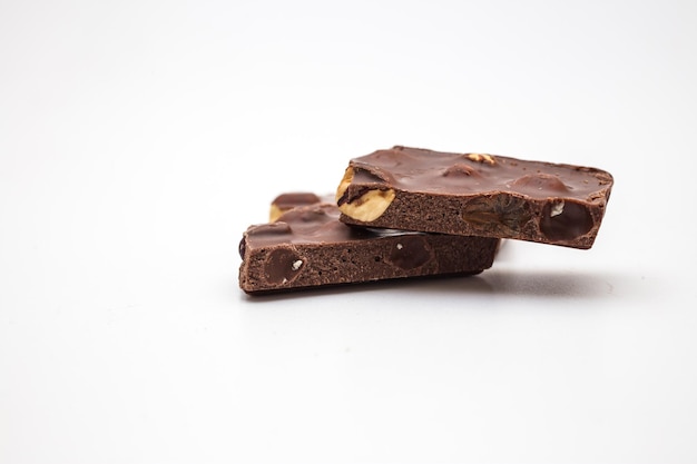 Photo vue rapprochée d'un gâteau au chocolat sur fond blanc