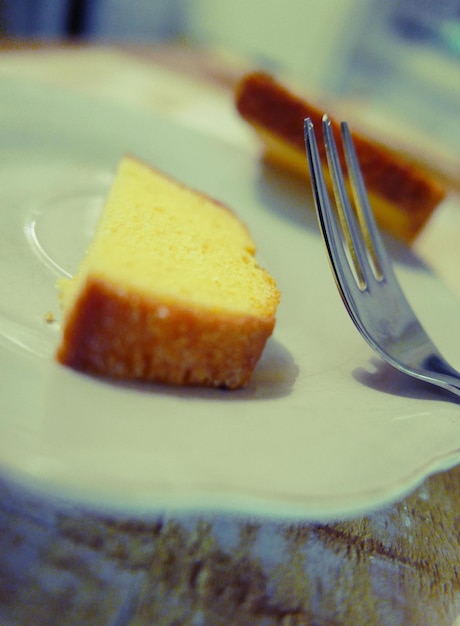 Photo vue rapprochée d'un gâteau d'éponge servi dans une assiette sur la table