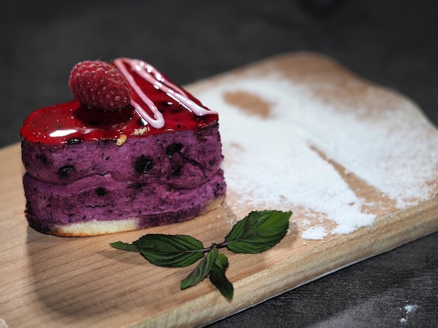 Photo vue rapprochée d'un gâteau en forme de cœur sur la table