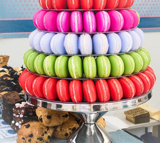 Photo vue rapprochée d'un gâteau multicolore sur la table