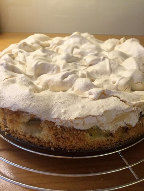 Vue rapprochée d'un gâteau à la rhubarbe sur une plate-forme de refroidissement