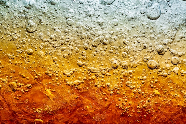 Vue rapprochée des glaçons sur fond de cola sombre Texture de boisson rafraîchissante pour les étés sucrés