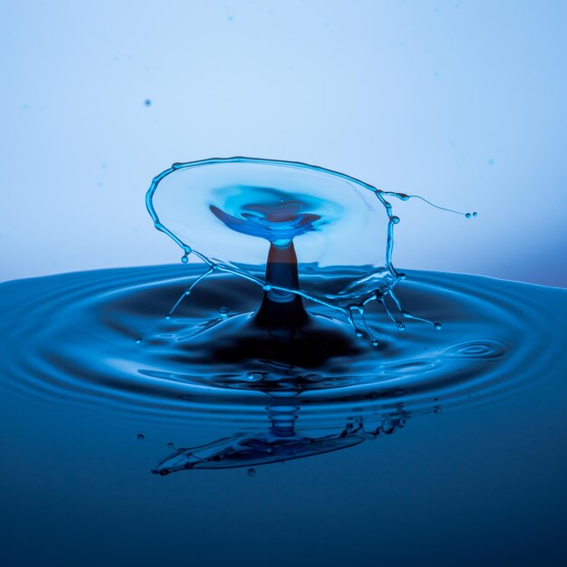 Photo vue rapprochée d'une goutte d'eau sur fond bleu