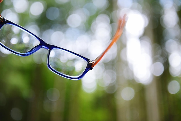 Photo vue rapprochée d'une goutte d'eau sur des lunettes de soleil