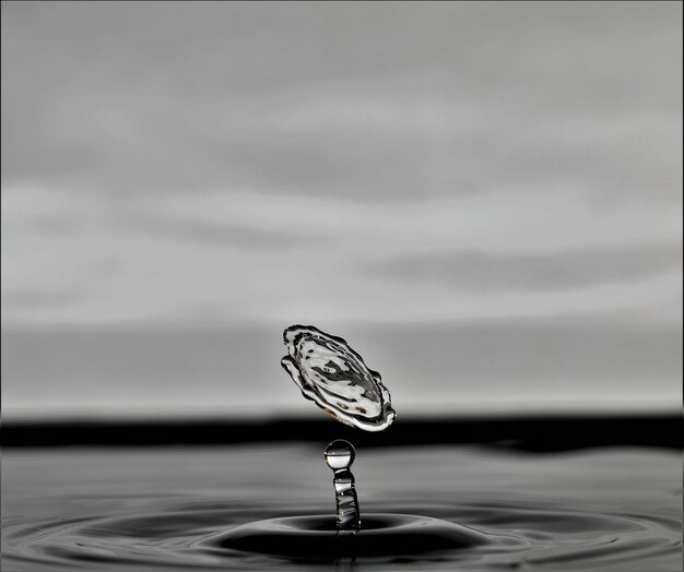 Photo vue rapprochée d'une goutte d'eau sur la mer contre le ciel