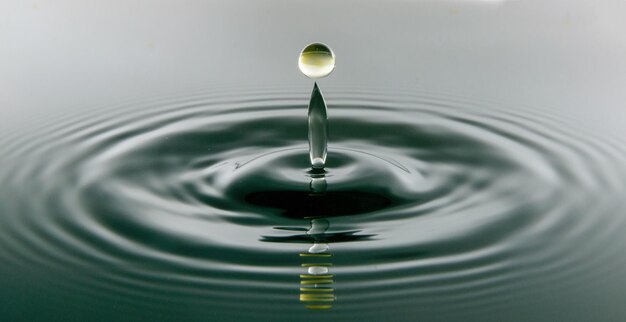 Vue rapprochée de la goutte d'eau