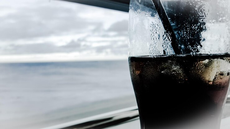 Photo vue rapprochée des gouttes d'eau sur une fenêtre en verre