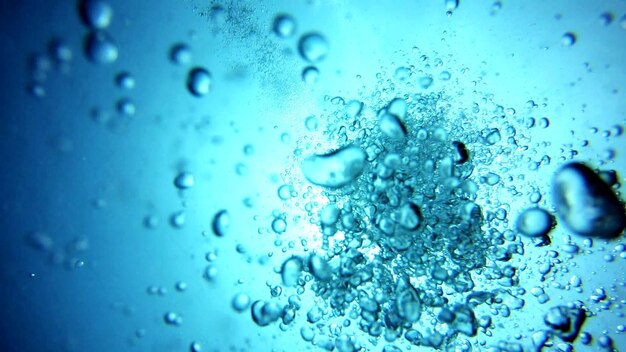 Vue rapprochée des gouttes d'eau sur le verre