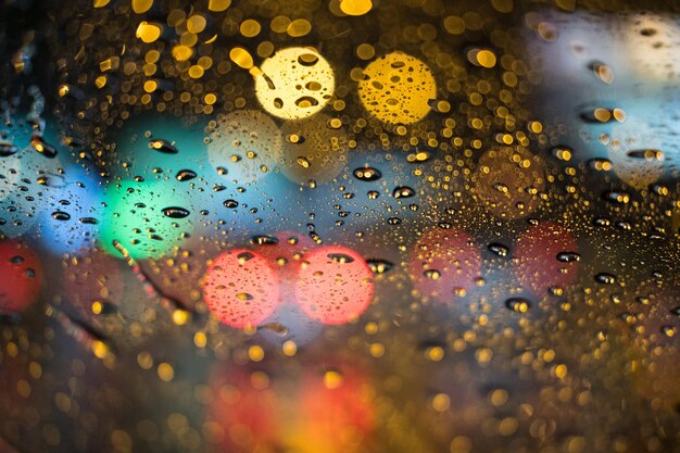 Photo vue rapprochée des gouttes de pluie sur une fenêtre en verre