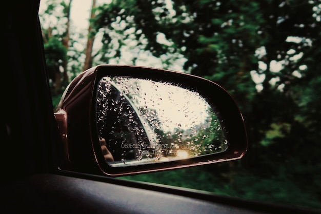 Photo vue rapprochée des gouttes de pluie sur le miroir latéral