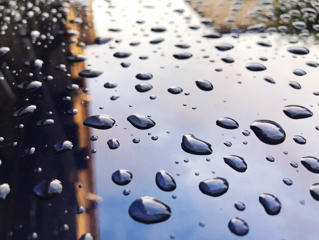 Photo vue rapprochée des gouttes de pluie sur la voiture