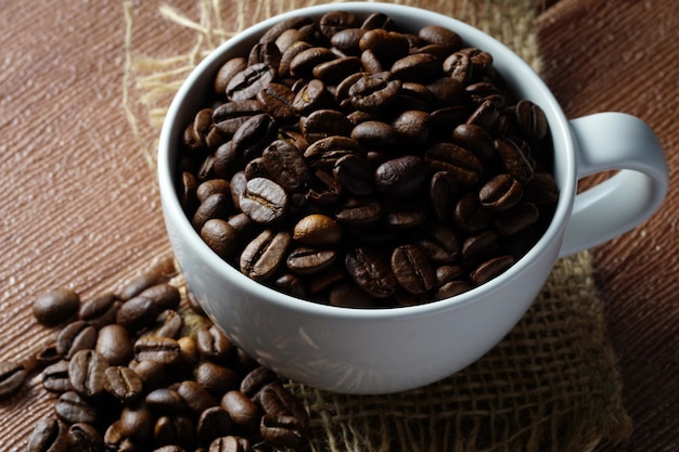 Vue rapprochée des grains de café dans un bol sur la table