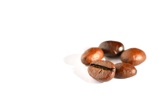 Vue rapprochée des grains de café sur un fond blanc