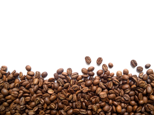 Vue rapprochée des grains de café sur un fond blanc