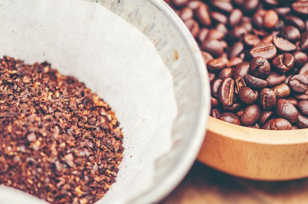 Photo vue rapprochée des grains de café sur la table