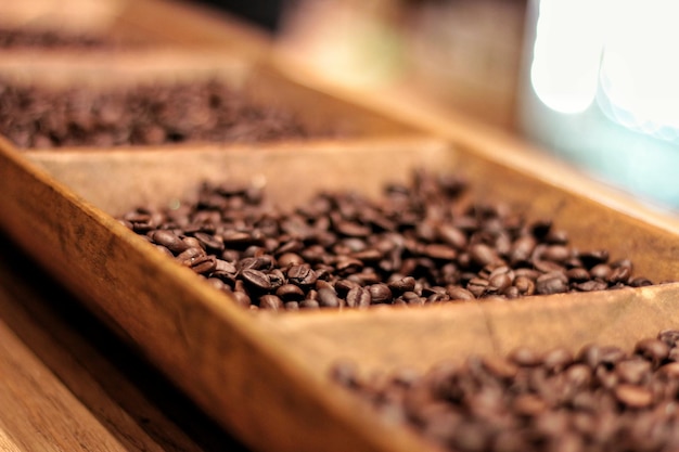 Vue rapprochée des grains de café torréfiés dans un récipient