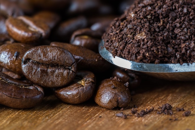 Vue rapprochée des grains de café torréfiés sur la table