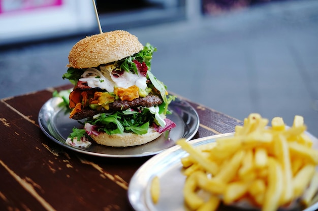 Vue rapprochée d'un grand hamburger sur la table