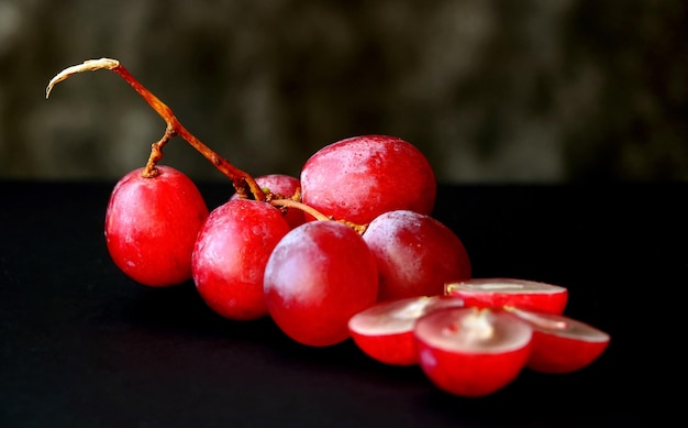 Vue rapprochée de la grappe de raisin.